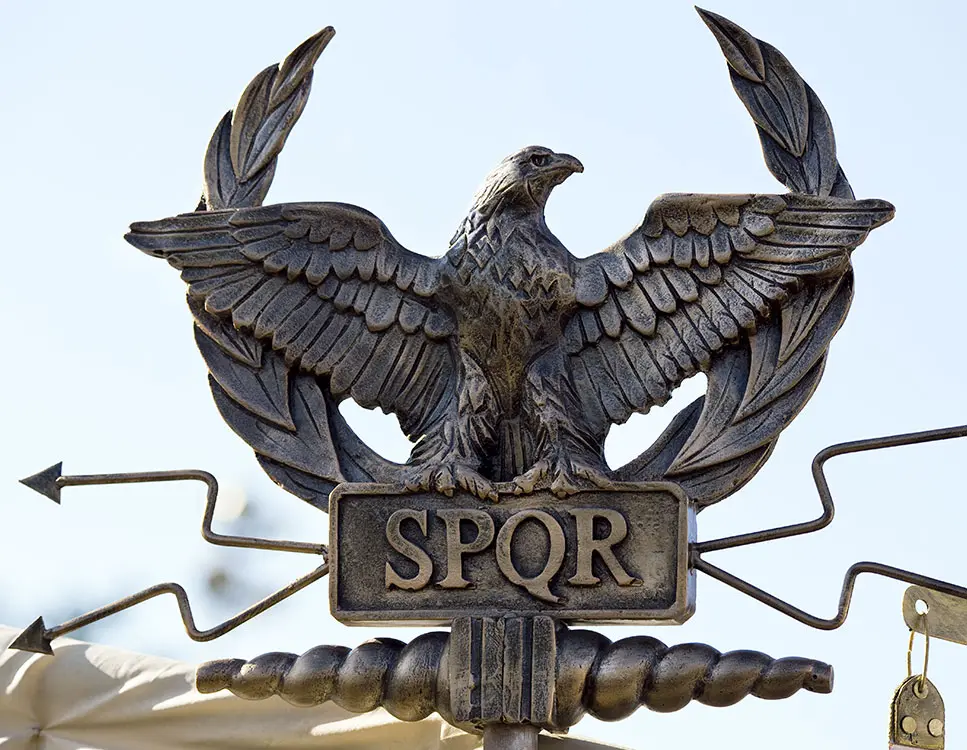 SPQR (Senatus Populusque Romanus o Senado y Pueblo de Roma) SPQR (Senatus Populusque Romanus o Senado y Pueblo de Roma)