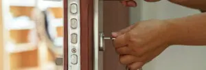 ¿Qué normas deben cumplir las puertas de seguridad?