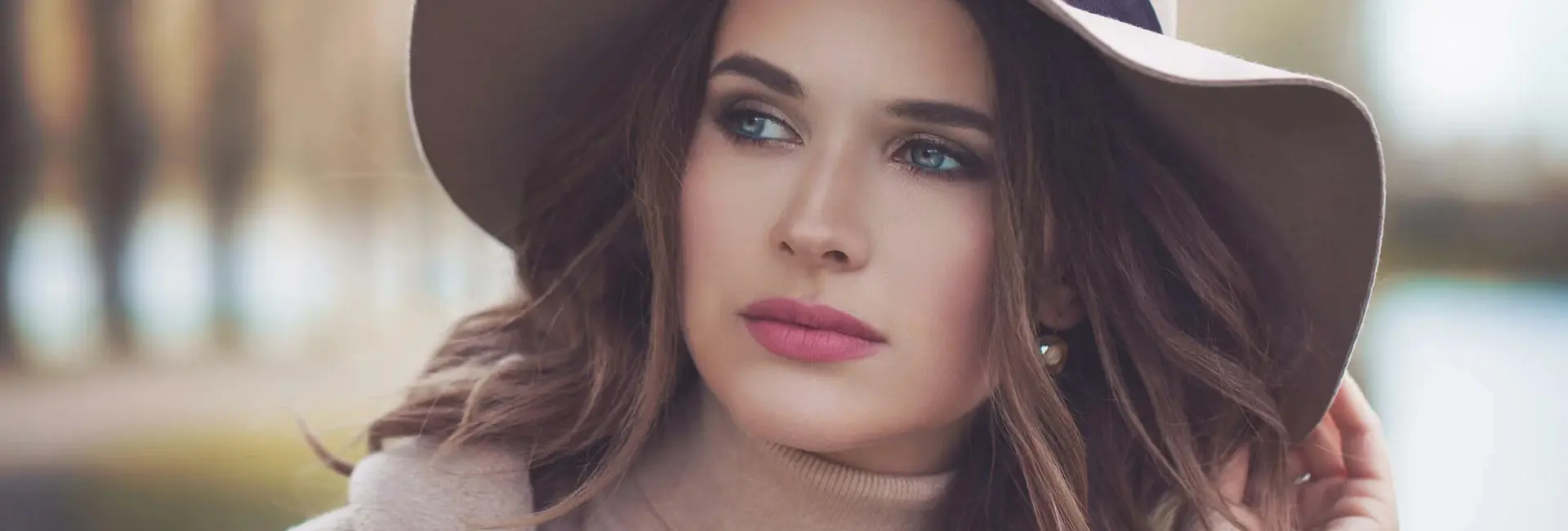 El sol es uno de los principales factores que pueden dañar la piel alrededor de los ojos El sol es uno de los principales factores que pueden dañar la piel alrededor de los ojos