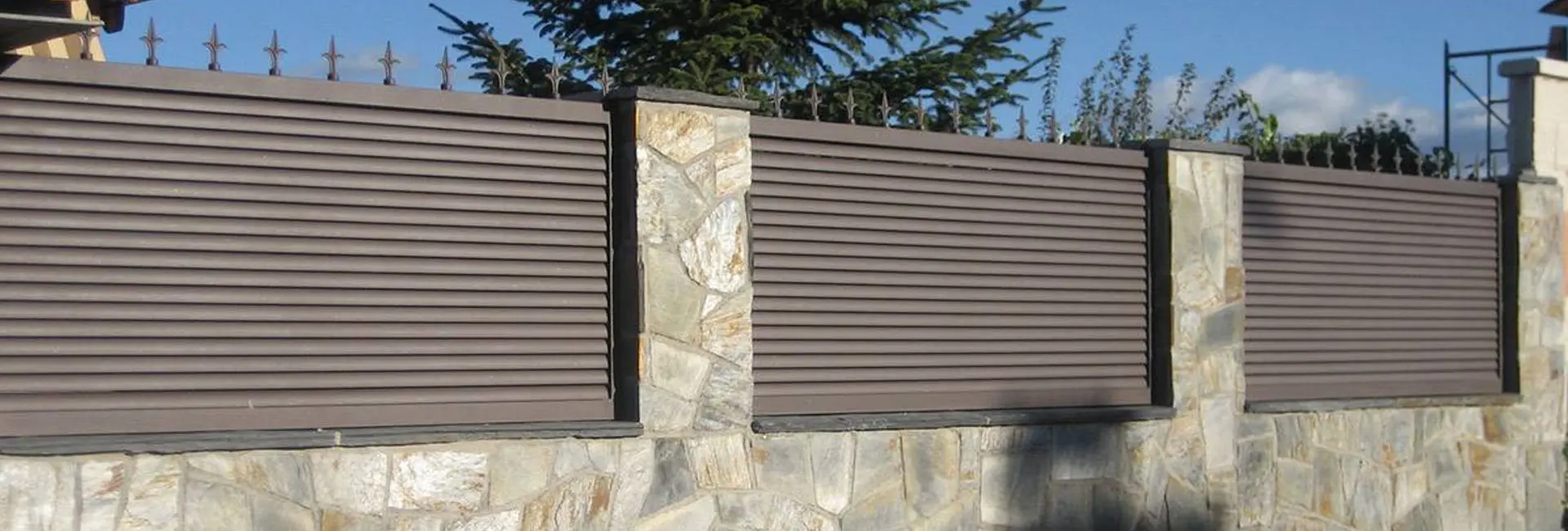 Descubre los beneficios de los cerramientos metálicos para terrazas y jardines