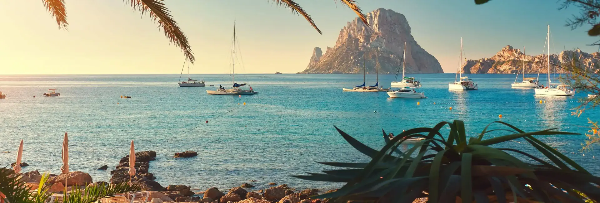 Entre las calas y playas más famosas se encuentran Entre las calas y playas más famosas se encuentran