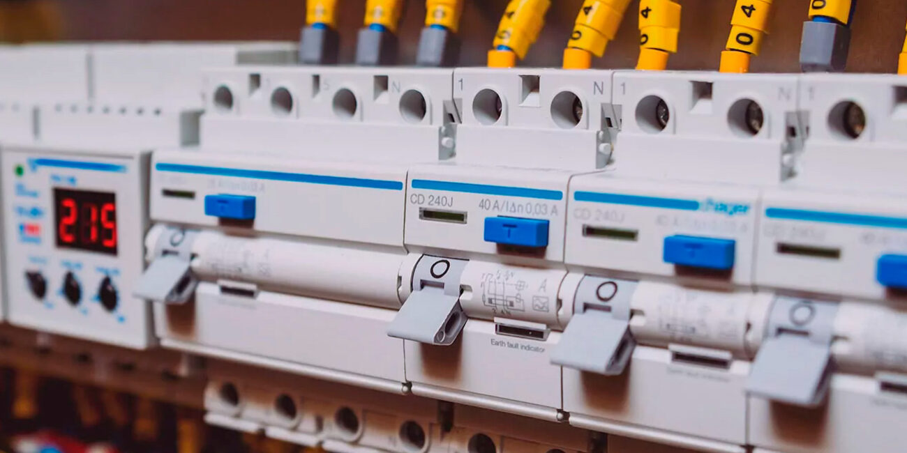 Ahorre hasta un 80 % en su comunidad de vecinos con estos tres sistemas eléctricos