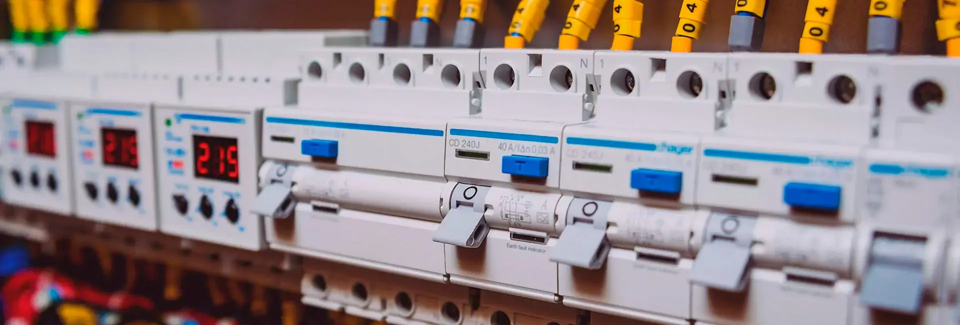 Ahorre hasta un 80 % en su comunidad de vecinos con estos tres sistemas eléctricos